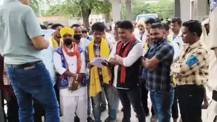 सैलाना: भील प्रदेश मुक्ति मोर्चा और जयस आदिवासी परिवार ने मांगों को लेकर सैलाना एसडीएम कार्यालय पर ज्ञापन सौंपा