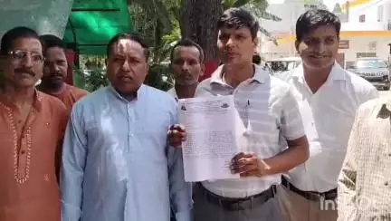 सहारनपुर: हरियाणा के हिसार में पुलिस की पिटाई से बाल्मीकि युवक की मौत के विरोध में सहारनपुर कलेक्ट्रेट परिसर में प्रदर्शन