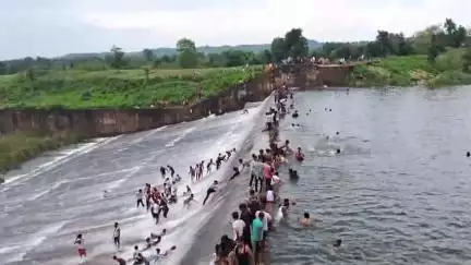 सतबरवा: मलय डैम के स्पिलवे से मलय नदी में योगिया पोखरी छलका, पुलिया से ऊपर जा रहा है पानी