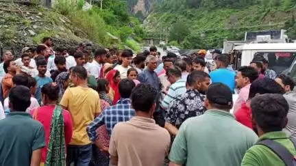 चमोली: विष्णुगाड-पीपलकोटी जल विद्युत परियोजना के बिरही पावर हाउस साइट से डंपर चालक लापता, ग्रामीणों ने अधिकारियों का किया घेराव