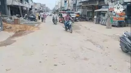 ਪਟਿਆਲਾ: ਸਮਾਣਾ ਬੱਸ ਸਟੈਂਡ ਦੇ ਬਾਹਰ ਸਮੂਹ ਦੁਕਾਨਦਾਰਾਂ ਨੇ ਸੜਕ ਨੂੰ ਮੁੜ ਤੋਂ ਪੁੱਟਣ ਨੂੰ ਲੈ ਕੇ ਸੜਕ ਜਾਮ ਕਰ ਕੀਤਾ ਪ੍ਰਦਰਸ਼ਨ #jansamasya