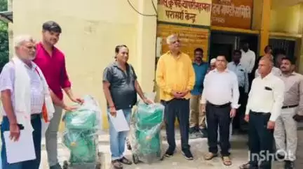 एत्मादपुर: मंडी समिति में मुख्यमंत्री कृषक उपहार योजना के अंतर्गत विधायक ने विजेता कृषकों को प्रदान किए उपकरण और प्रशस्ति पत्र