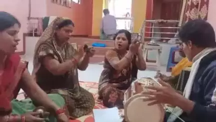 होशंगाबाद नगर: नर्मदापुरम: शीतला माता मंदिर में दुर्गा महिला मंडल द्वारा धार्मिक भजनों का आयोजन