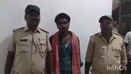 बिहारीगंज: बिहारीगंज बाजार से एससी/एसटी मामले के फरार अभियुक्त मोहम्मद शौकत गिरफ्तार, कार्यालय में पेश