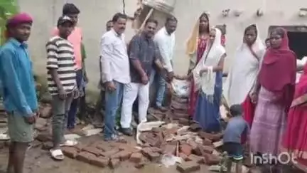 बालूमाथ: हाही व नगड़ा गांव में जंगली हाथियों ने दो घर ध्वस्त किए, भाजपा ने अनाज और आर्थिक मदद दी