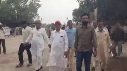 सूरतगढ़: रेलवे स्टेशन की अव्यवस्थाओं को लेकर नागरिक संघर्ष समिति ने किया प्रदर्शन, निरीक्षण पर आए डीसीएम को सौंपा ज्ञापन