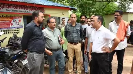 चांपा: कलेक्टर जन्मेजय महोबे ने बम्हनीडीह के सामुदायिक स्वास्थ्य केंद्र और जिले के स्कूलों का किया निरीक्षण