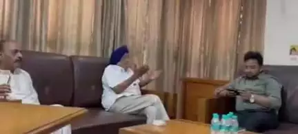 काशीपुर: पूर्व विधायक हरभजन सिंह चीमा ने रामनगर रोड स्थित अपने कार्यालय पर NH विभाग के अधिकारियों के साथ की बैठक