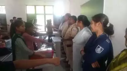 सिहावल: सीधी जिले के कमर्जी विद्यालय में पुलिस ने छात्राओं को किया जागरूक