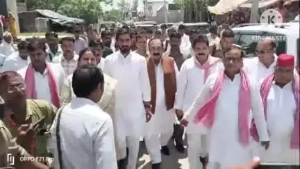 गुन्नौर: गांव हरगोविंदपुर में सड़क हादसे में 8 लोगों की मौत के मामले में पीड़ित परिवारों से मिलने पहुंचा सपा का प्रतिनिधिमंडल