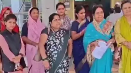 दमोह: आंगनबाड़ी कार्यकर्ताओं व सहायिकाओं ने 5 सूत्रीय मांगों को लेकर पीएम एवं सीएम के नाम कलेक्टर को सौंपा ज्ञापन