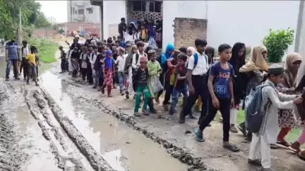 जौनपुर: मदरसा कुरानिया गोपालापुर मार्ग की दुर्दशा से लोग परेशान