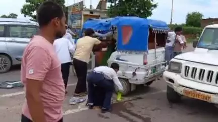 कैंपियरगंज: पीपीगंज से जंगल कौड़िया जा रहा स्कूली बच्चों से भरा ऑटो बगहीभारी गांव के सामने मस्जिद के पास पलटा, 4 बच्चे हुए घायल