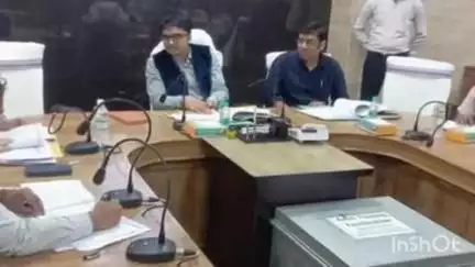 रामगढ़: समाहरणालय के सभागार में शिक्षा विभाग के कार्यों की उपायुक्त ने की समीक्षा