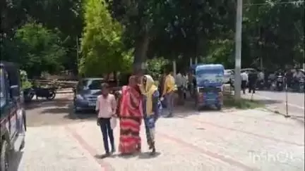 लखीमपुर: कदियापुर गांव में आम बिनने गई 10 वर्षीय दलित बच्ची को पुरानी रंजिश के चलते दबंगों ने पीटा, पीड़िता परिजनों के साथ पहुंची