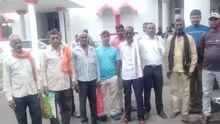 कटनी नगर: सिमरा गांव के ग्रामीणों ने कलेक्ट्रेट पहुंचकर लगाई गुहार, कहा- घर गिराने के लिए प्रशासन भेज रहा है नोटिस