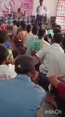 जशपुर: पुलिस की नोनी रक्षा टीम ने प्रयास विद्यालय जाकर विद्यार्थियों को महिला सुरक्षा और साइबर अपराध के बारे में जागरूक किया