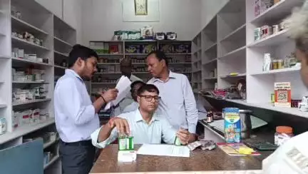 सिवान: औषधि विभाग ने दोन में बिना लाइसेंस की दुकान पर छापा मारा, 67 प्रकार की दवाइयां जब्त