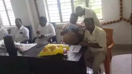 मेहसी: मेहसी प्रखंड कार्यालय परिसर के सभागार में बिस सूत्री की पहली बैठक आयोजित की गई