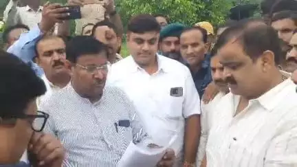 मुरैना नगर: हरदा में करणी सेना के युवाओं पर लाठीचार्ज के विरोध में क्षत्रिय संगठन ने कलेक्ट्रेट में ADM को सौंपा ज्ञापन