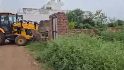 नारनौल: जिला नगर योजनाकार नारनौल की टीम ने शहरी क्षेत्र में 12 एकड़ में विकसित अवैध कॉलोनी में की तोड़फोड़