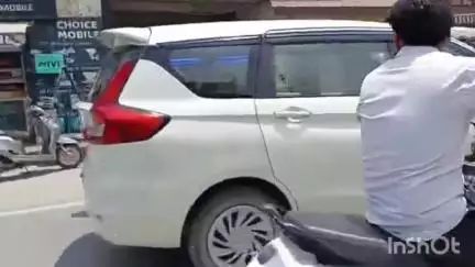 गदरपुर: गदरपुर में एक पंप के पास कार और टुक-टुक की हुई मामूली भिड़ंत, लगा जाम
