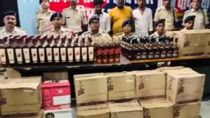 चकिया पिपरा: पिपरा थाना क्षेत्र में वाहन चेकिंग के दौरान पिकअप और कार से 415.5 लीटर अंग्रेजी शराब के साथ एक चालक व दो लाइनर गिरफ्तार