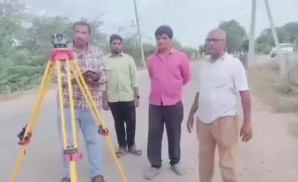 అన్నమయ్య జన్మస్థలి తాళ్లపాకకు వెళ్లే రహదారిని సర్వే చేపట్టిన ఇరిగేషన్ జే ఈ  మధుసూదన్
