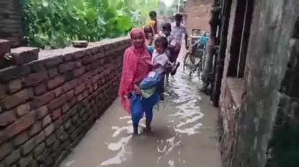 হরিহরপাড়া: বারইপাড়ায় এক হাঁটু কাদা জলে খিচুড়ি নিতে ছুটছে শিশুরা, বিক্ষোভ অভিভাবকদের