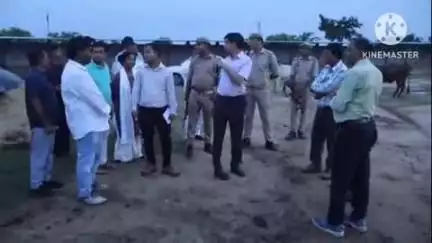 संभल: घासीपुर गांव में जिलाधिकारी और मुख्य विकास अधिकारी ने गौ आश्रय का किया निरीक्षण