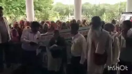 श्योपुर: स्वसहायता समूह की महिलाओं का कलेक्ट्रेट पर प्रदर्शन, केन्द्रीयकृत किचन प्रणाली का किया विरोध