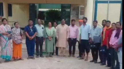 गुण्डरदेही: नगर पंचायत गुंडरदेही में अध्यक्ष प्रमोद और CMO किरण पटेल ने सफाई कर्मचारियों को रेनकोट और छाता वितरण किया