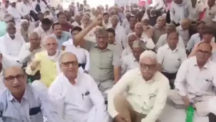 सहारनपुर: सहारनपुर के हकीकत नगर धरना स्थल पर सेवानिवृत कर्मचारी एवं पेंशनर्स एसोसिएशन ने किया धरना