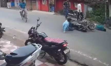 ময়না: পুরাতন বাস স্ট্যান্ড এলাকায় বাইকের সঙ্গে সাইকেলে ভয়ংকর সংঘর্ষ আহত ২