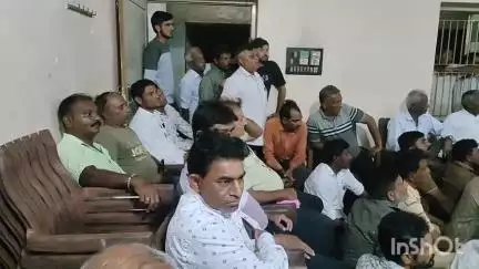 હિંમતનગર: સાબર ડેરી સામે પશુપાલકોનો ચાલી રહેલ વિરોધ મામલો: હિંમતનગર તાલુકાના ચેરમેન સેક્રેટરીઓ અને પશુપાલકોની બેઠક મળી.