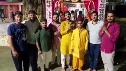 आलापुर: सावन में गुलजार हुआ जौकाबाद का शीतला मठिया मंदिर, भक्तों की उमड़ी भीड़ आरती में शामिल हुए