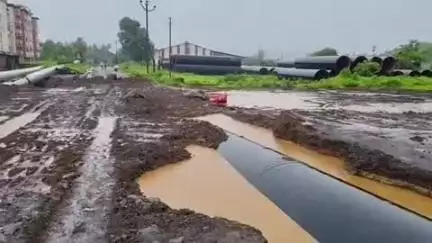 खालापूर: महाराष्ट्र जीवन प्राधिकरणाचे पाण्याचे पाईपलाईन टाकण्याचे काम सुरू असल्याने वयाळ लोधीवली मार्गाचे चिखलाचे साम्राज्य