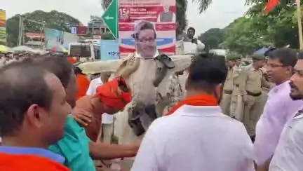মোহনপুর: ভগবান হনুমানকে ঘিরে শংকর প্রসাদ দত্তের আপত্তিজনক মন্তব্যের প্রতিবাদে রাধানগরে উনার প্রতিকৃতিতে জুতোপেটা ও অগ্নিসংযোগ
