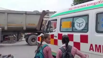 सवायजपुर: पाली कस्बे के रामलीला चौराहे पर नशेड़ी युवक ने सड़क पर बैठकर हाई वोल्टेज ड्रामा किया, लगा जाम