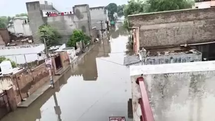 रतनगढ़: रतनगढ कस्बे में बारिश से सीवरेज और ड्रैनेज योजना की खुली पोल, सड़कों पर बारिश का पानी जमा और सीवरेज के खुले ढक्कन
