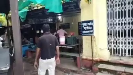 मंदसौर: कोर्ट परिसर में वकीलों की टेबल के नीचे सांप आने से अफरा-तफरी, सर्प मित्र ने किया रेस्क्यू