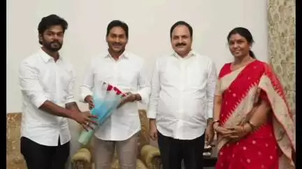 మాజీ ముఖ్యమంత్రి వైయస్ జగన్ ను కలిసిన బనగానపల్లె మాజీ ఎమ్మెల్యే కాటసాని రామిరెడ్డి, కుటుంబ సభ్యులు
