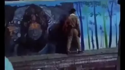 ललितपुर: शहर के स्टेशन के बाहर दीवार पर बने भगवान नीलकंठ के चित्र पर पेशाब करता पुलिसकर्मी, वीडियो हुआ वायरल