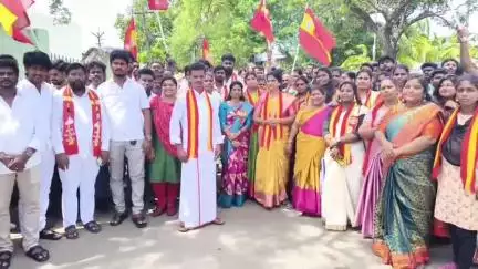 பல்லாவரம்: மறைந்த கர்மவீரர் காமராஜர் பிறந்தநாளை முன்னிட்டு சிலைக்கு மாலை அணிவித்து மலர்தூவி மரியாதை செய்த த.வெ.க. நிர்வாகிகள்