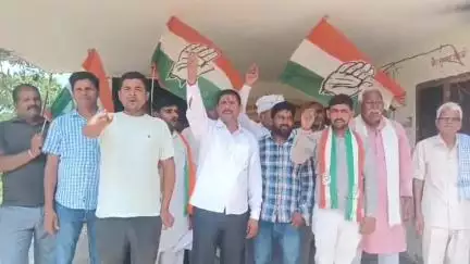 शाहगंज: खुटहन क्षेत्र में अघोषित बिजली कटौती के खिलाफ कांग्रेसियों ने किया प्रदर्शन