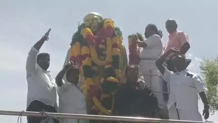 சிவகங்கை: காமராஜர் பிறந்தநாள் விழா: உருவச்சிலைக்குதெப்பக்குளம் அருகே பல்வேறு கட்சியினர் மரியாதை