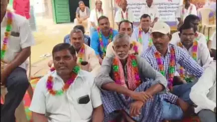 వీణవంక: హిమ్మత్ నగర్ గ్రామపంచాయతీ ఆవరణంలో ఇసుక క్వారీ వద్ద ఉపాధి కల్పించాలని కార్మికులు గ్రామ ప్రజల రిలే నిరాహార దీక్ష