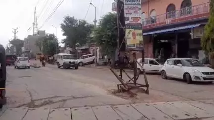 चिड़ावा: चिड़ावा में हाइटेंशन लाइन बन रही खतरा, क्षतिग्रस्त पोलों से शहरवासियों को बड़े हादसे की आशंका सताई
