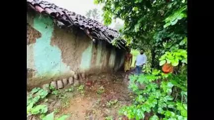 पाटन: पकरी गांव में विजय दुबे का घर बरसात में ढहा, प्रखंड विकास पदाधिकारी ने करवाया भौतिक सत्यापन