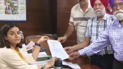 ਐਸਏਐਸ ਨਗਰ ਮੁਹਾਲੀ: ਡਿਪਟੀ ਕਮਿਸ਼ਨਰ ਦਫਤਰ ਦੇ ਵਿੱਚ ਪੈਨਸ਼ਨਰ ਵੱਲੋਂ ਪ੍ਰਧਾਨ ਮੰਤਰੀ ਦੇ ਨਾਮ ਦਿੱਤਾ ਗਿਆ ਮੰਗ ਪੱਤਰ